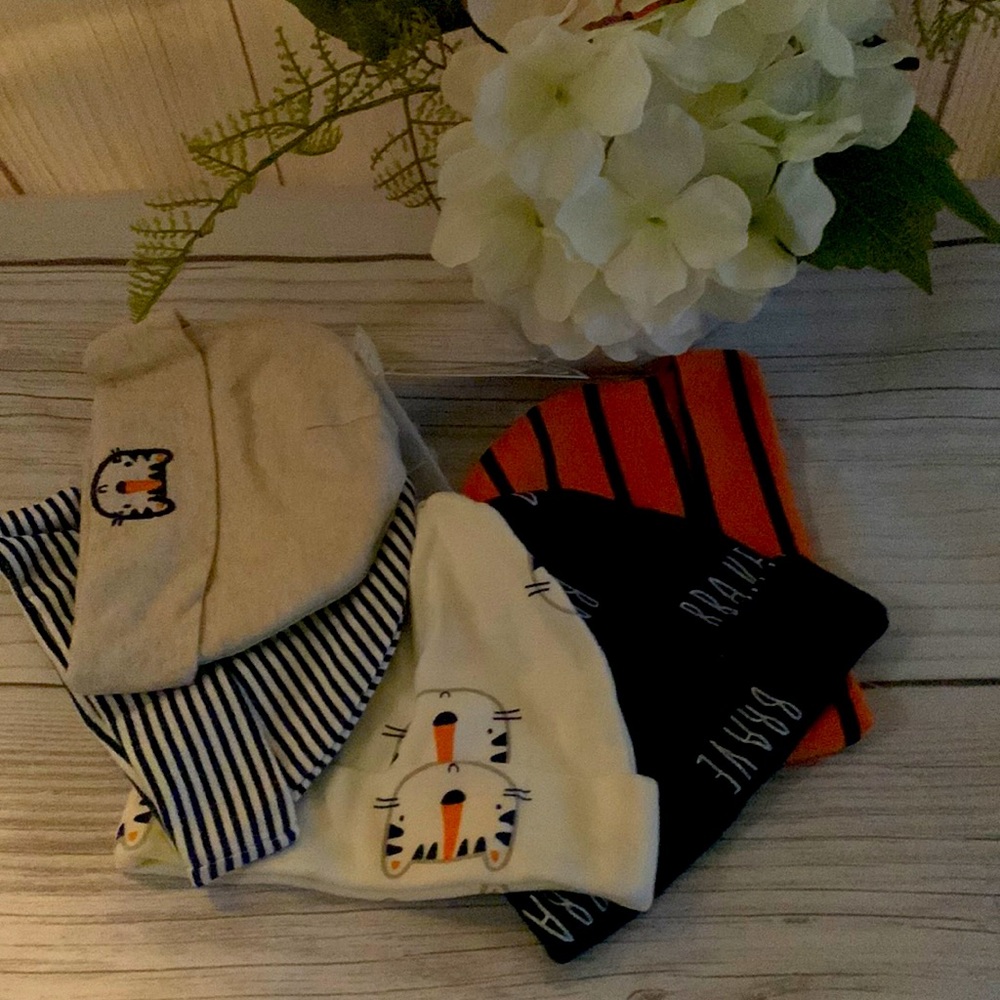 NEW GERBER 5 CAPS  BONNETS 0/6 months